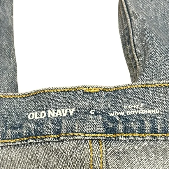 Light Wash Blue Jeans Boyfriend Style Mid Rise Design Old Navy Womens Size 6 Fit - Picture 3 of 4